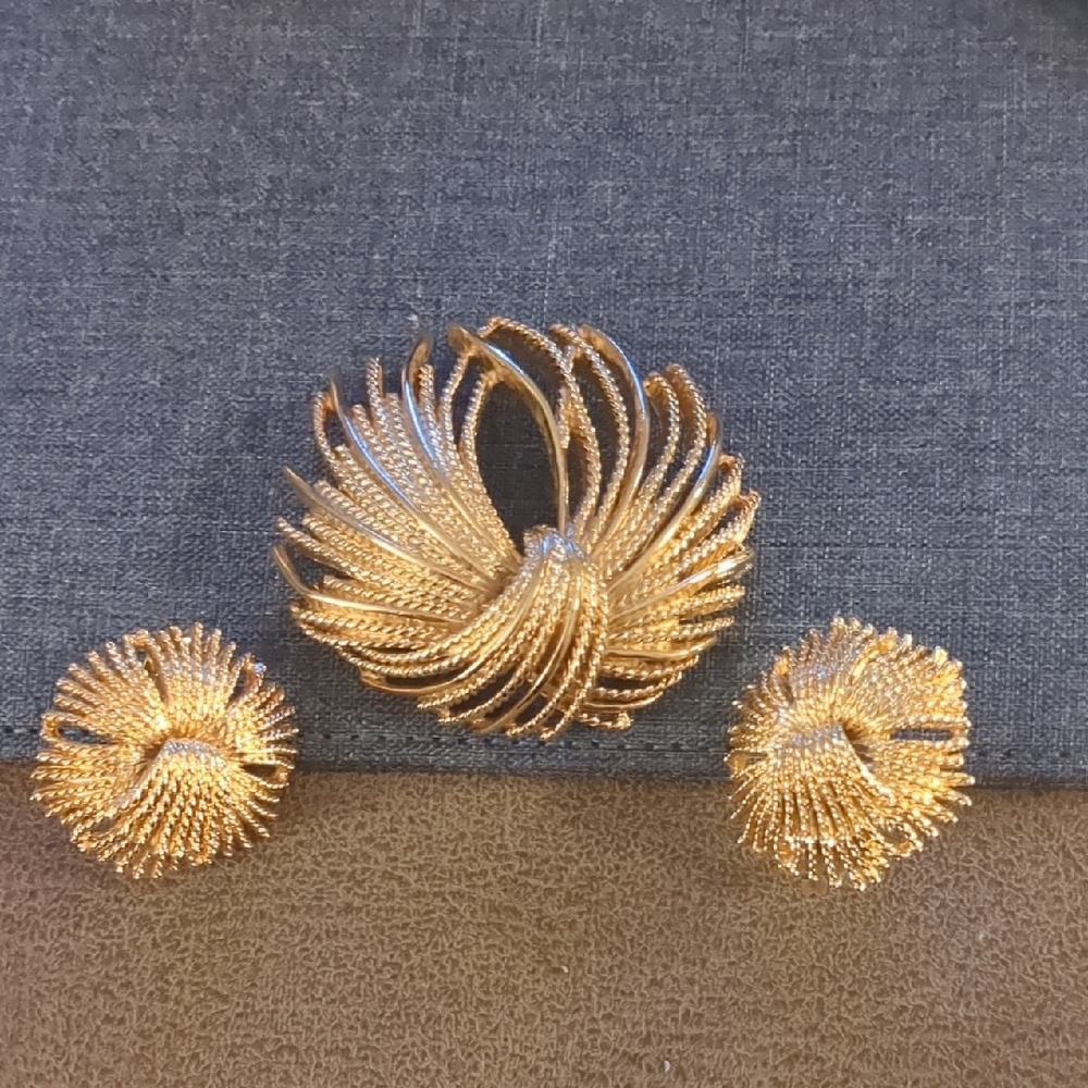 Elegant Monet Cordelia Gold-Tone Jewelry Set